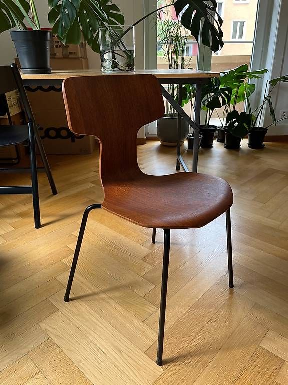 Fritz Hansen Stühle: Arne Jacobsen Stuhl 3103 "Hammer" – Gebraucht aus Bern von OlaPaloma