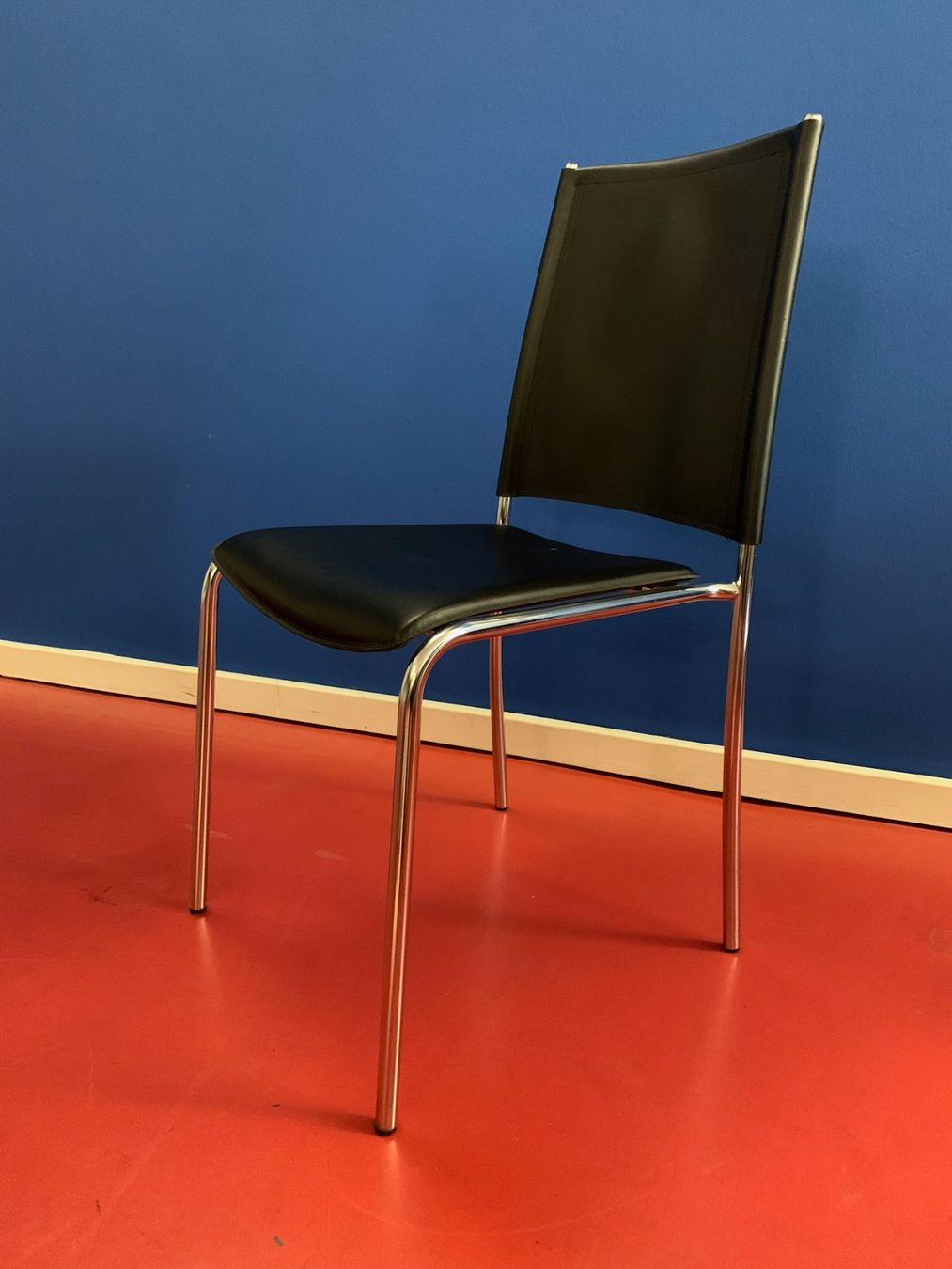 Sedie: 4 Stühle mit Leder / Kunstledersitz – Usato da Zürich venduto da cluethi