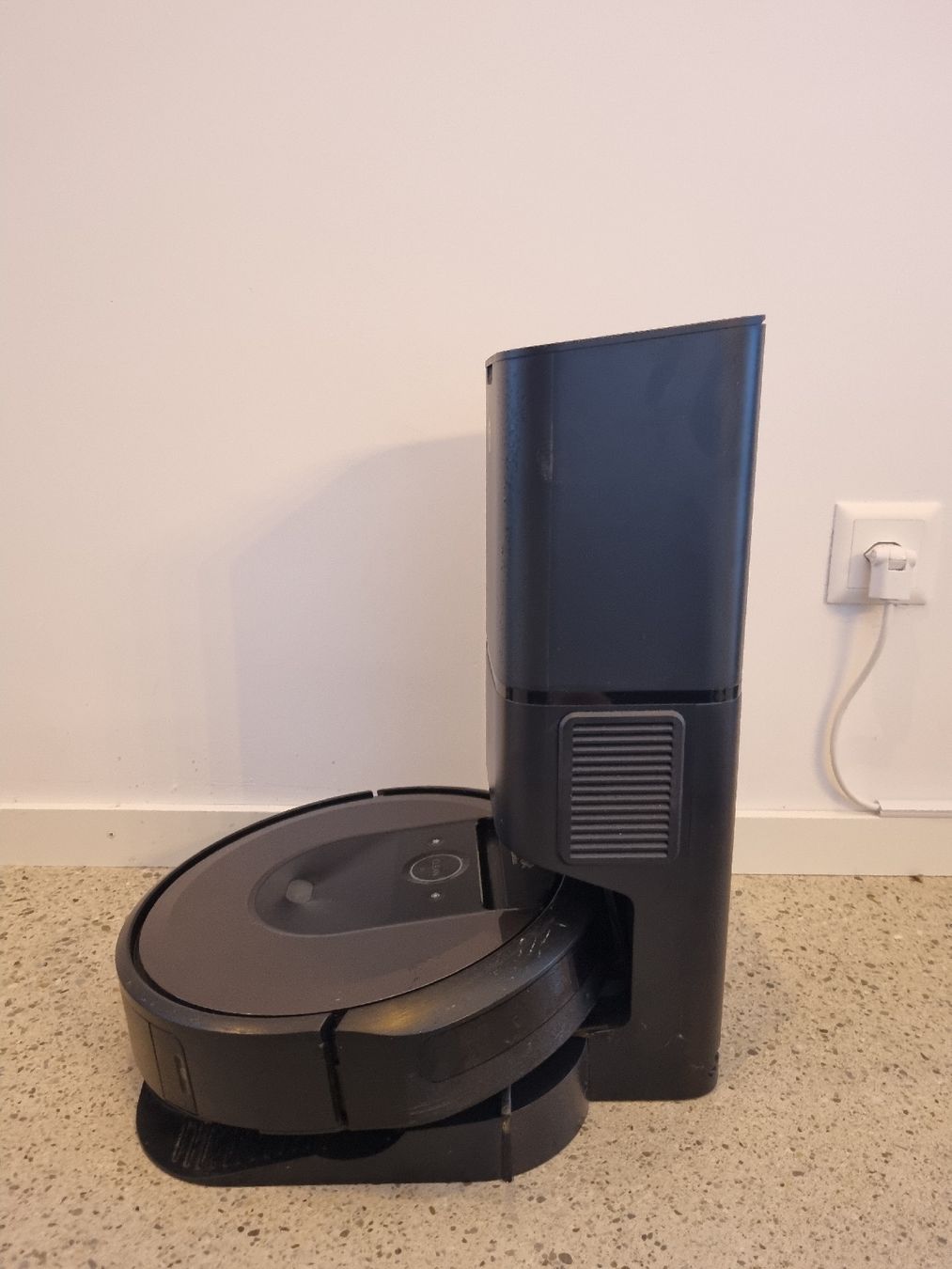 Irobot Aspirateurs & Accessoires: Aspirateur Robot iRobot Roomba i7+ – D'occasion à Crissier par nkummer1 1