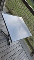 Gartentisch Metall grau quadratisch. Klappbar.