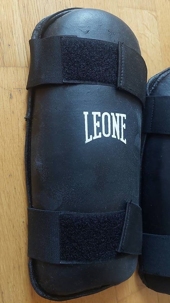 Guanti & manicotti: Set boxe Leone guantoni + parastinchi nero/bianco rosso – Usato da Sonvico venduto da annickcat 2