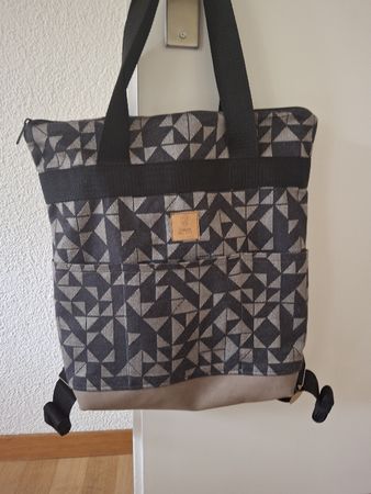 Olilias Rucksack aus Neisna Tragetuchstoff