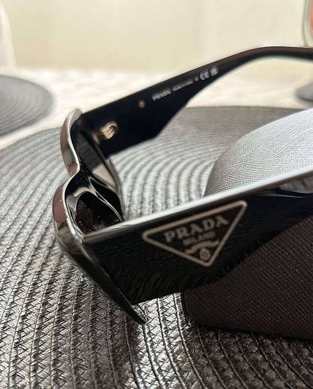 Lunettes & Verres: Lunettes de soleil Prada authentique neuve  – D'occasion à Carouge GE par MarlyCriNi