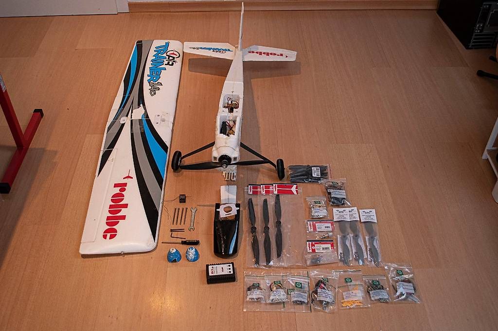 Robbe Modellismo RC: Avion RC Robbe Air Trainer 140 + Pièces Rechange – Usato da Tatroz venduto da schnibee 1
