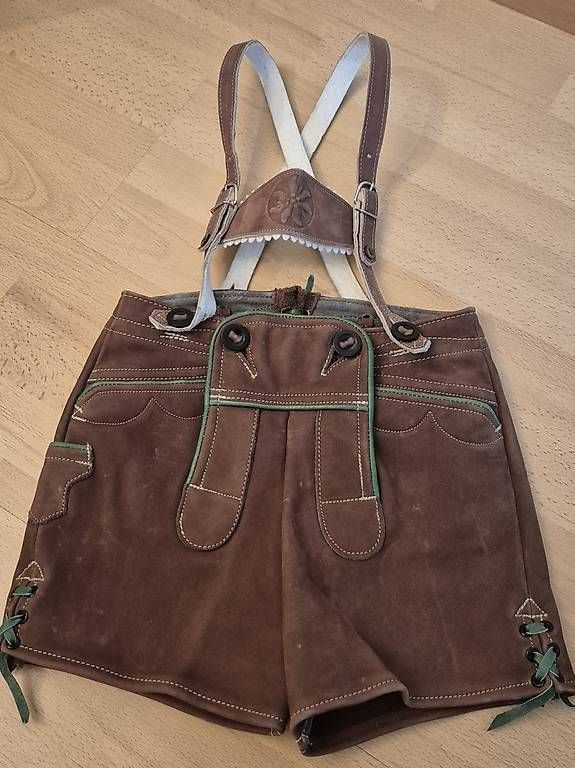 Uniformi: Latzhose mit Hemd von Sonnenkind – Nuovo (secondo la descrizione) da Hinterkappelen venduto da Betla