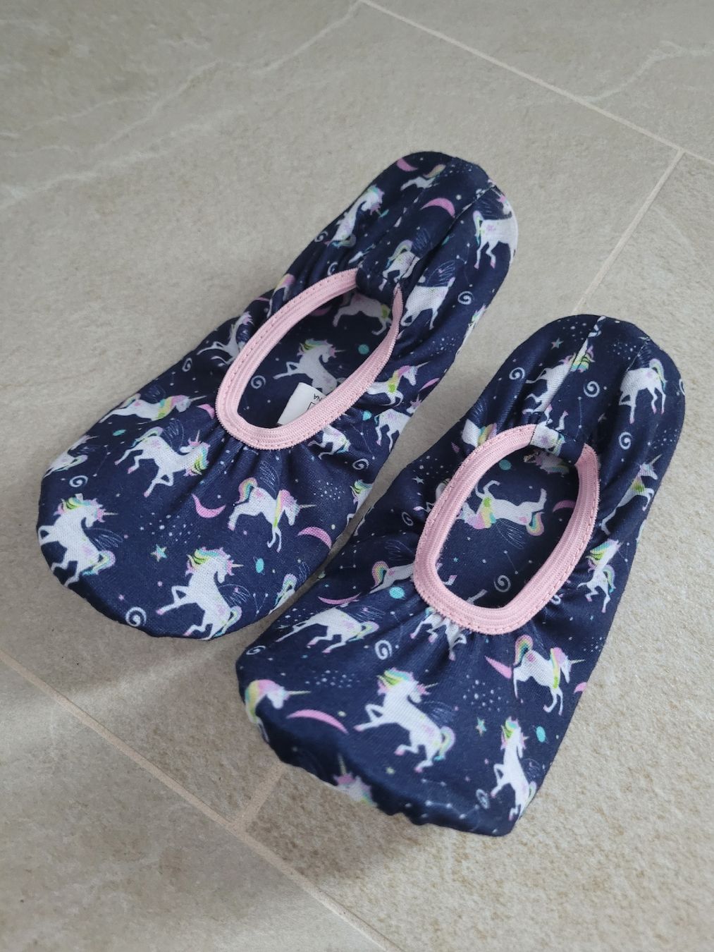 Scarpe per ragazze: Hausschuhe Gr. 30/31 mit Einhorn-Muster – Nuovo (secondo la descrizione) da Toffen venduto da ver_x68f 1