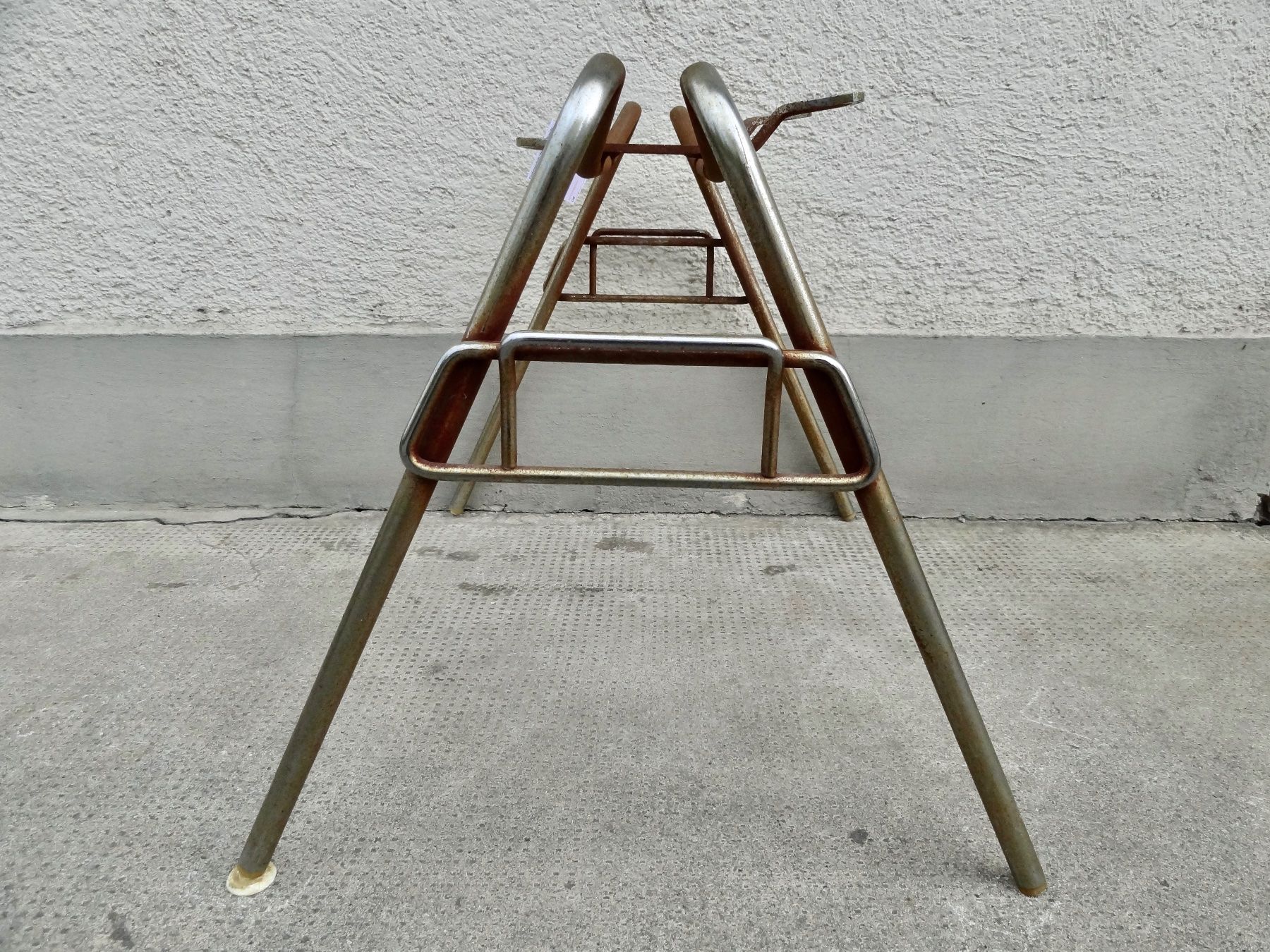 Eames Chaises: Eames Side Chair Base Stacking Base – D'occasion à Kerzers par zimmergruen 5