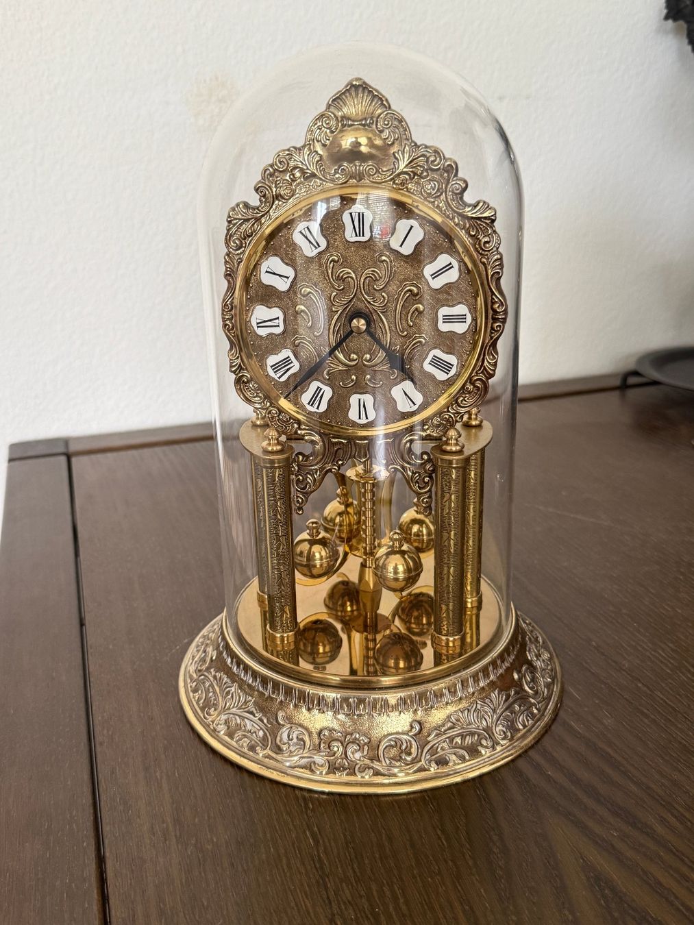 Orologi da terra & Orologi da parete: Rotierende Kugel Pendeluhr, Messing mit Glasschutz – Usato da Stein AG venduto da Svenbobo