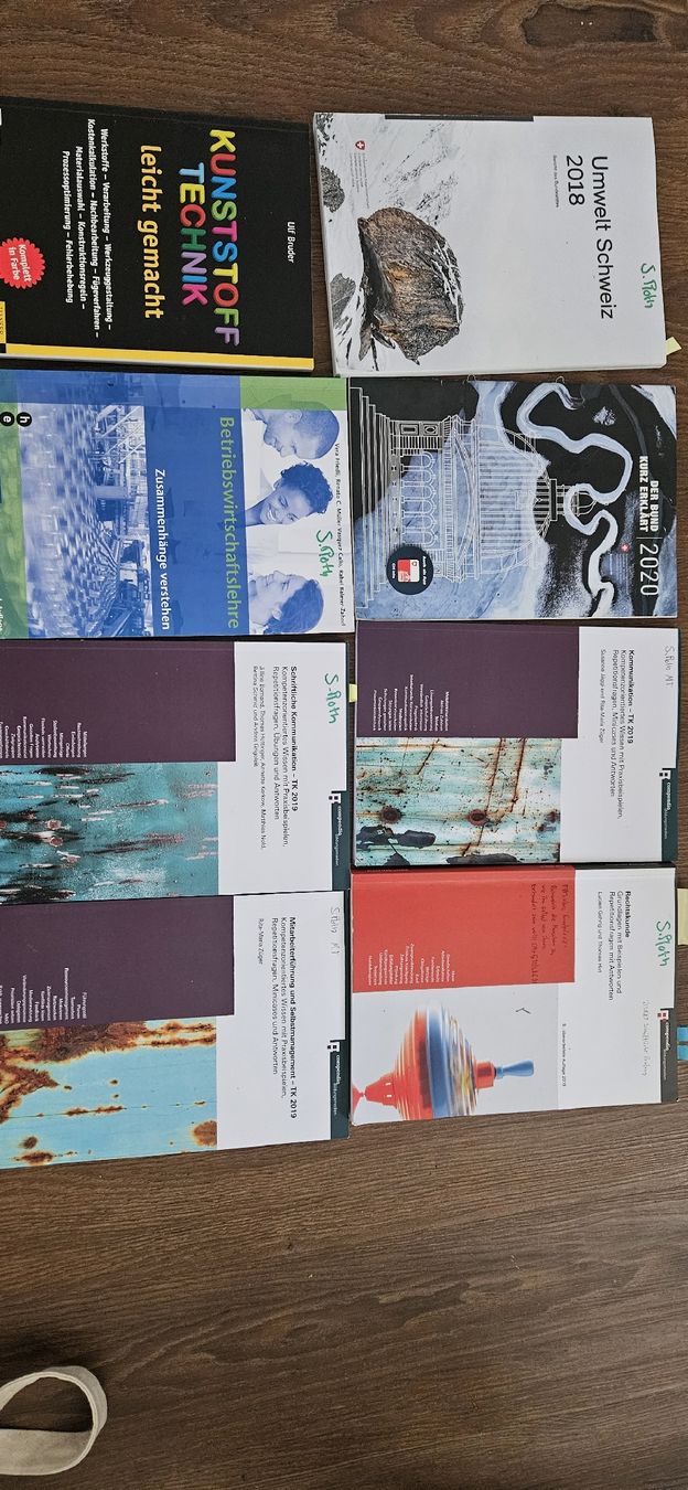 Libri: Projekt-Management/ Rechtskunde HF Schulmaterial etc. – Usato da Seengen venduto da storm24 1