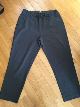 Superbequeme Stoffhose, dunkelgrau, Grösse 42. Manor.Wie neu