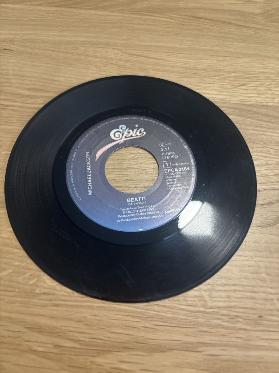 Dischi in vinile: Disque vinyle Michael Jackson Thriller - Bon état – Usato da Courchapoix venduto da Jubo1 1