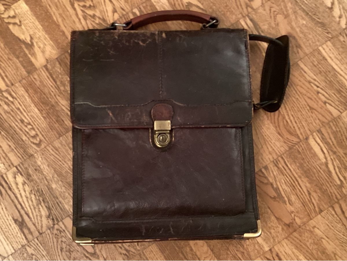 Taschen: Ledertasche braun mit Schultergurt – Gebraucht aus Münchenbuchsee von Brunopatrick