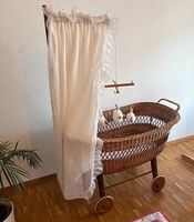 Schöner Vintage Stubenwagen mit Rädern
