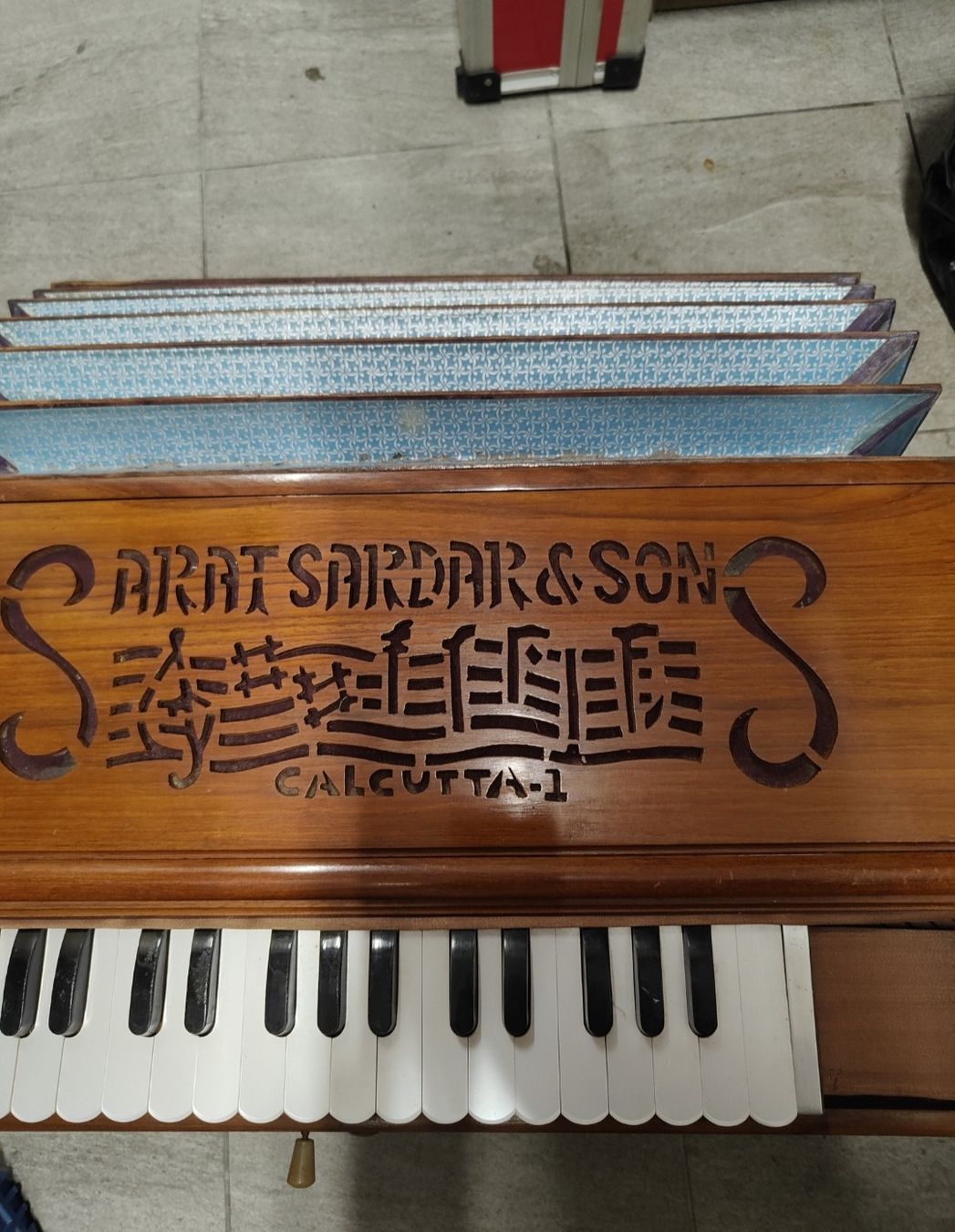 Musikinstrumente: ARAT SARDAR & SON Calcutta-1 – Gebraucht aus Genève von Gigs007 1