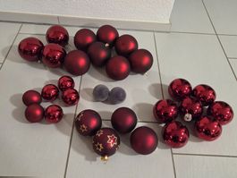 Grosses Set: rote Christbaumkugeln, Glas