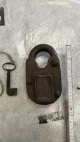 Antikes Vorhängeschloss mit Schlüssel - massiv!