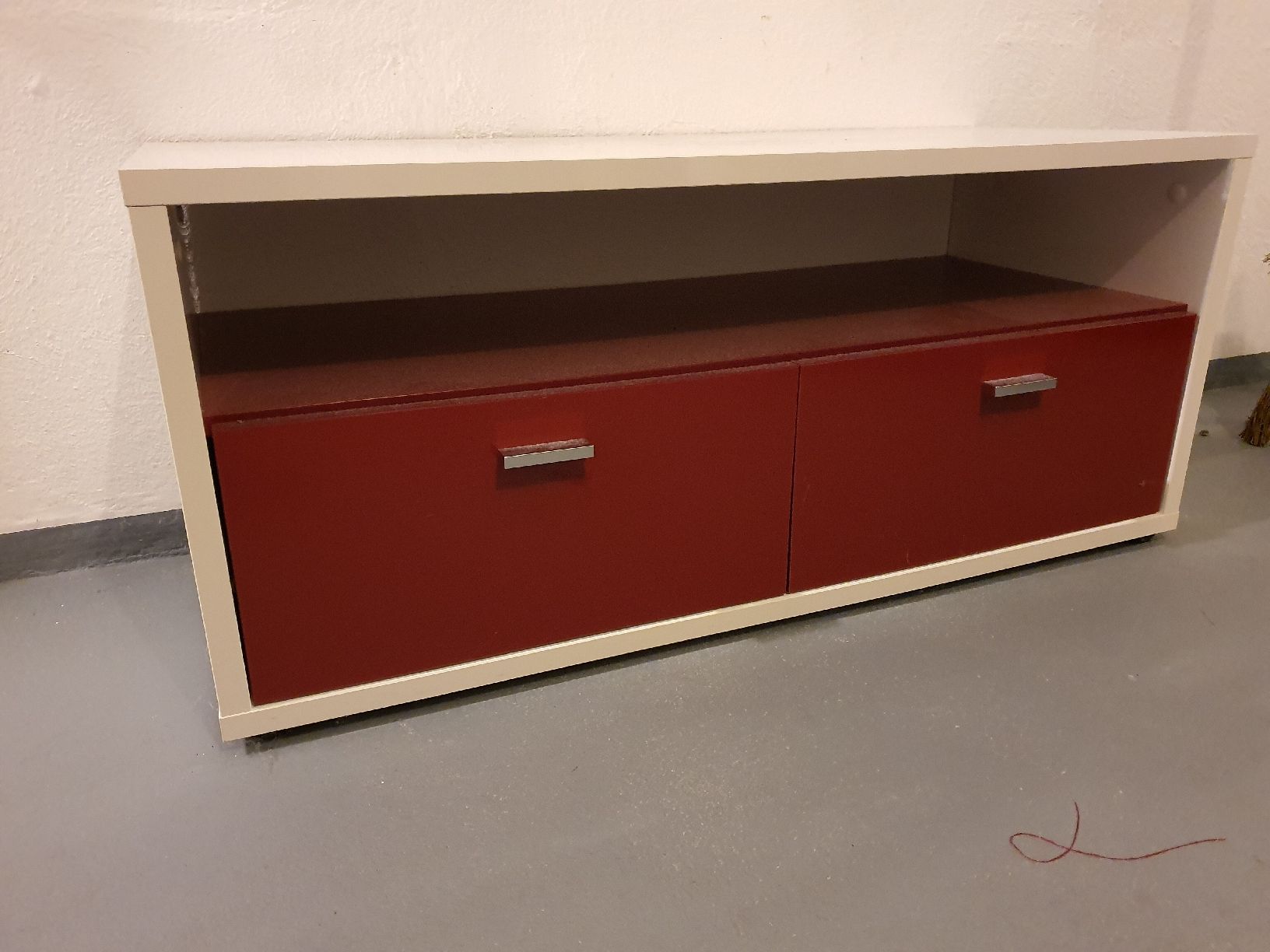 Mobili TV: TV-Lowboard rot-weiss, mit 2 Schubladen – Usato da Uerikon venduto da Taperoni 1
