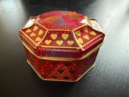 Vintage Keksdose/ Schmuckdose mit Herzmuster, Rot/Gold