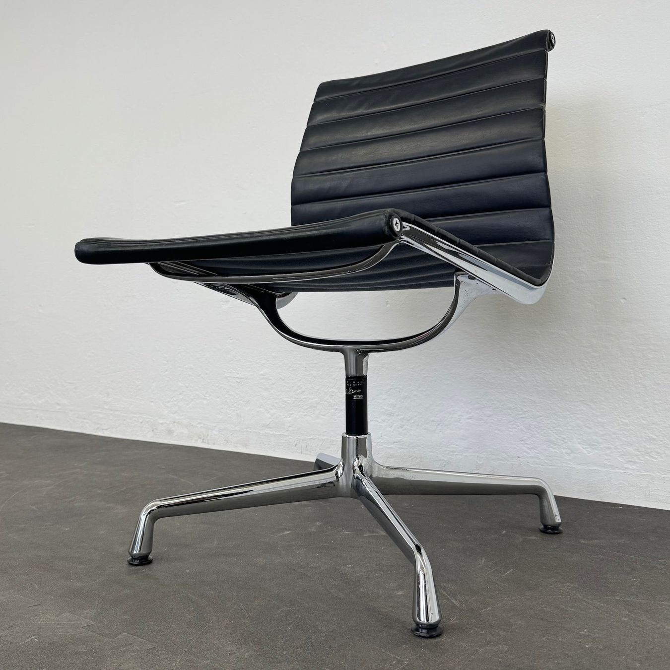 Sedie: Vitra Eames Alu Chair EA106 Leder – Usato da Schönenwerd venduto da mcofficeshop 6