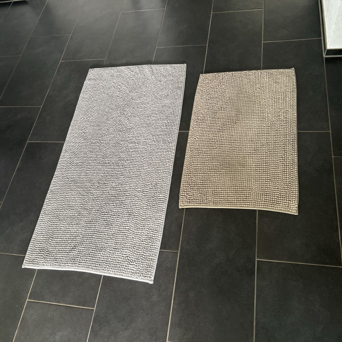 Teppiche: 2 Badteppiche Grau und Beige – Gebraucht aus Ueken von reb_mr5c