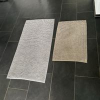 2 Badteppiche Grau und Beige