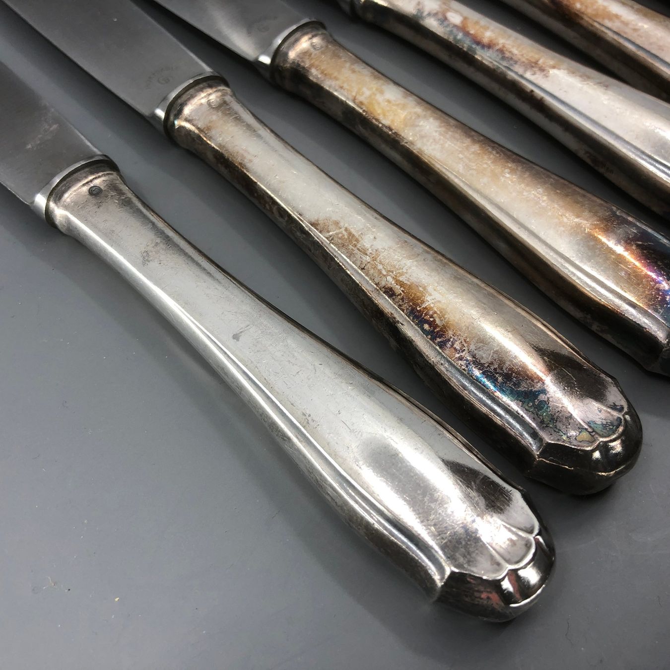 Besteck: 6 Tafelmesser versilbert – Gebraucht aus Basel von Tiabeanie