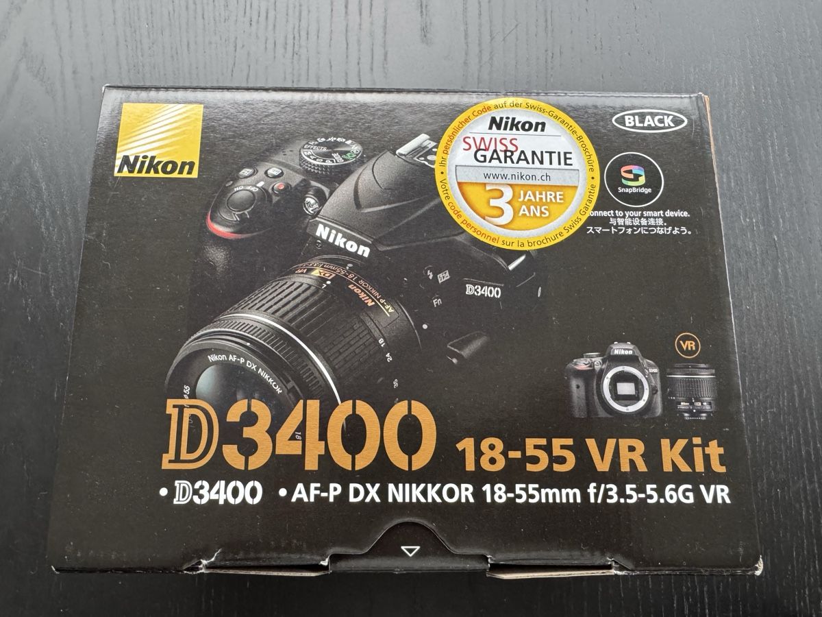 Nikon Fotocamera: Nikon D3400 18-55mm VR Kit Black – Usato da Rain venduto da Magicblue