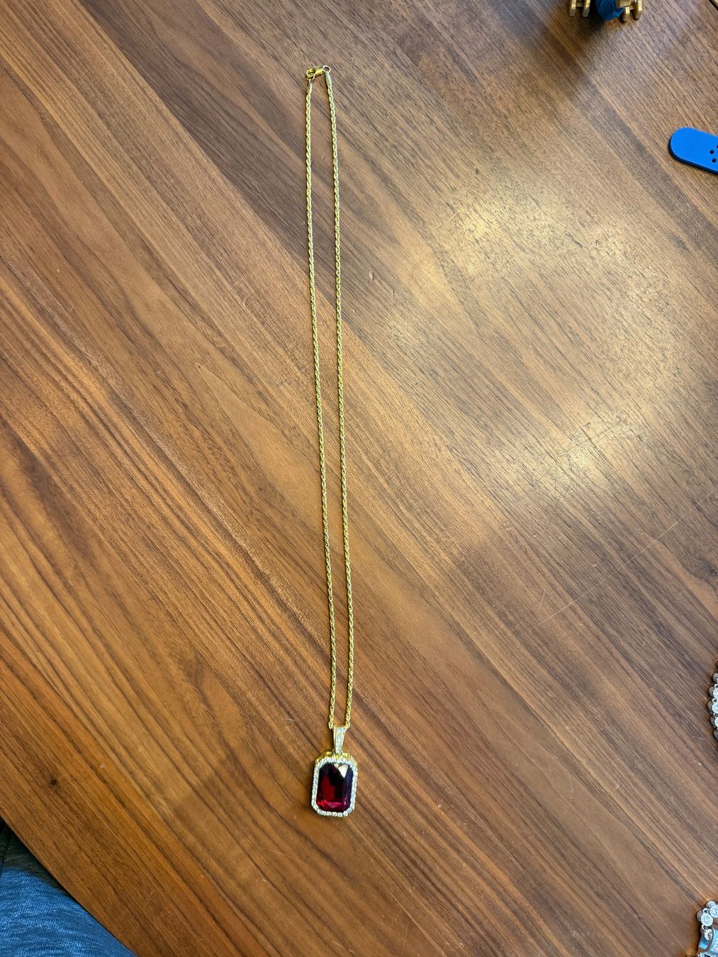 Catenine: Halskette mit rotem Stein Anhänger – Usato da Horgen venduto da Auction-Kings 2