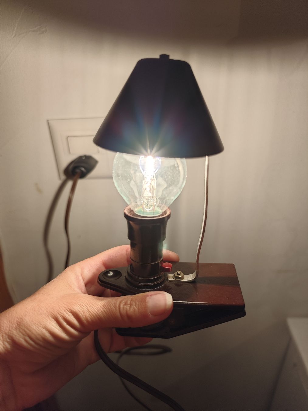 Lampade: Kleine nostalgische Bakelit Klemmlampe – Usato da Hallau venduto da simista 2