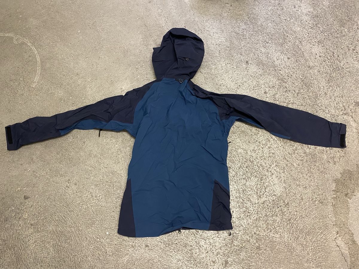 Peak Performance Vestes: Peak Performance Hardshell Jacket Men Blue Size M – D'occasion à Wetzikon ZH par PhlipFlop 1