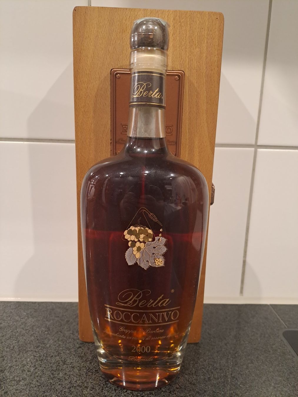 Berta Spirituosen: Berta Grappa Roccanivo 2000 mit OHK – Neu und originalverpackt aus Elsau von Kellerraeumung 2
