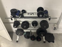 Fitnessgeräteständer mit Hantelscheiben und Hanteln
