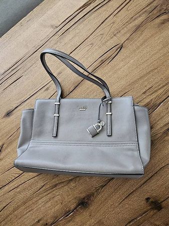 Guess Tasche in Taupe