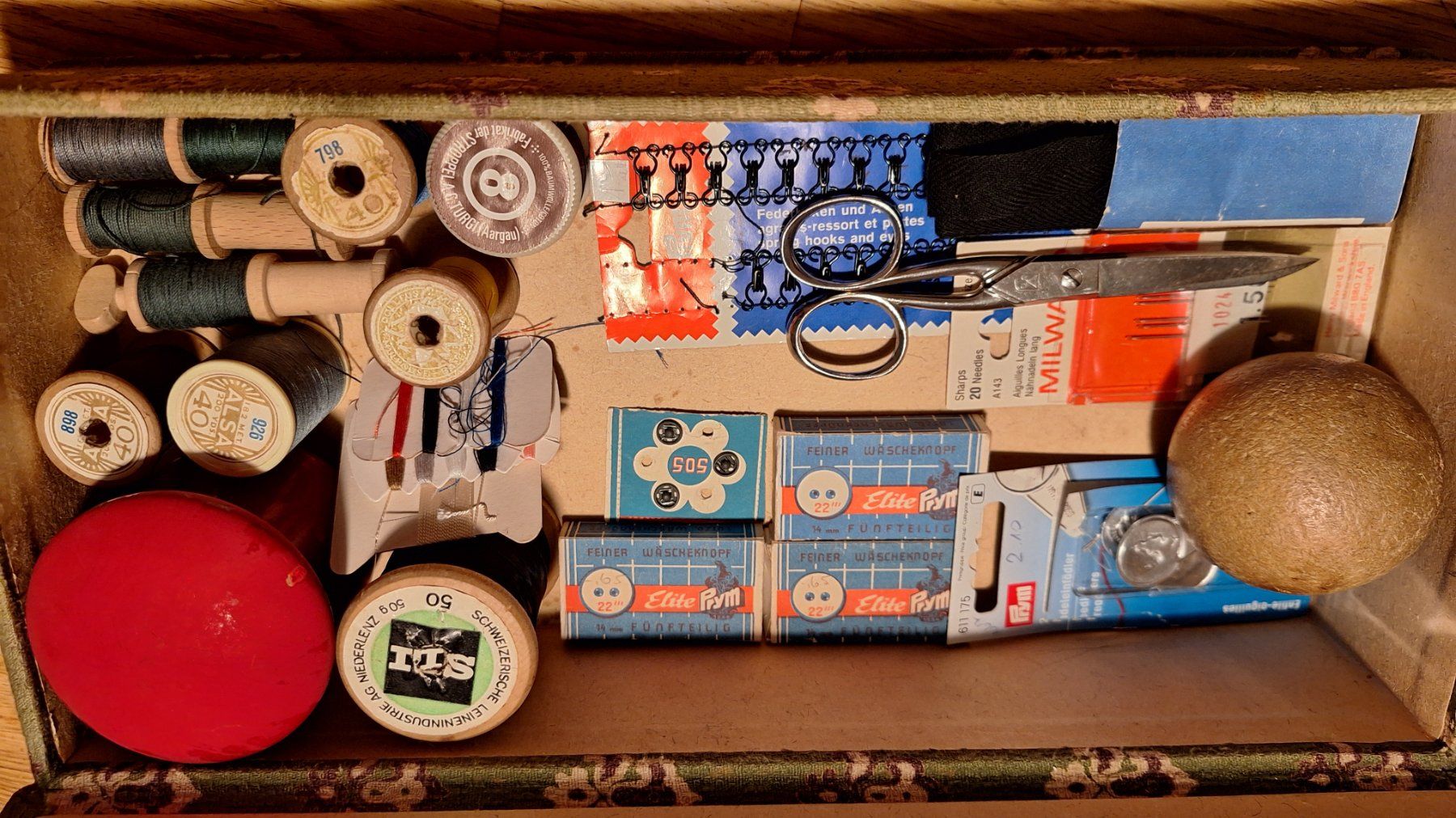 Altro in Bricolage: alte Kartonage  Nähschatulle mit Inhalt – Usato da Dornach venduto da majo8689 4