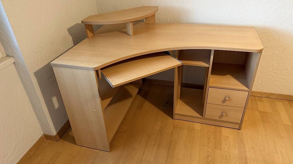 Schreibtische: Eckpult – Gebraucht aus Hünenberg von ah0037