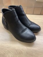 Schwarze Stiefeletten mit seitlichem Reissäverschluss