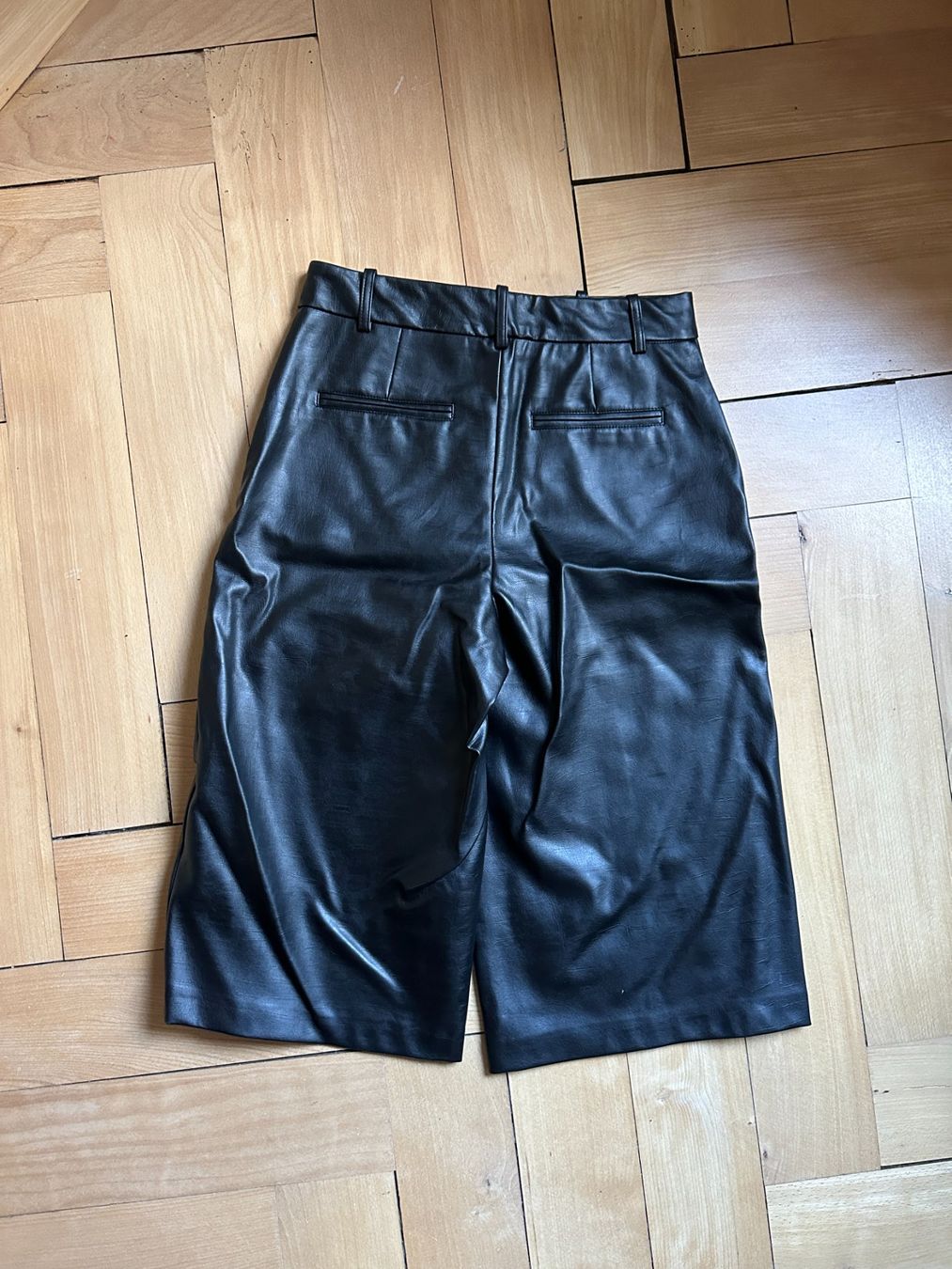 Zara Pantaloni: ZARA - Kunstleder Caprihose schwarz S – Usato da Zürich venduto da Diazaio 2