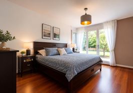 Elegantes Schlafzimmer-Set aus Dunkelholz – Bett 180x190, 2