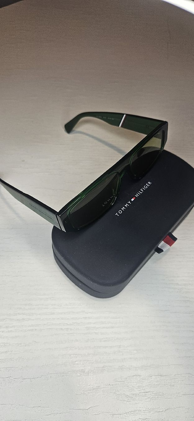 Tommy Hilfiger Lunettes & Verres: Lunettes de soleil Tommy Hilfiger  – D'occasion à Arveyes par sape.online 1