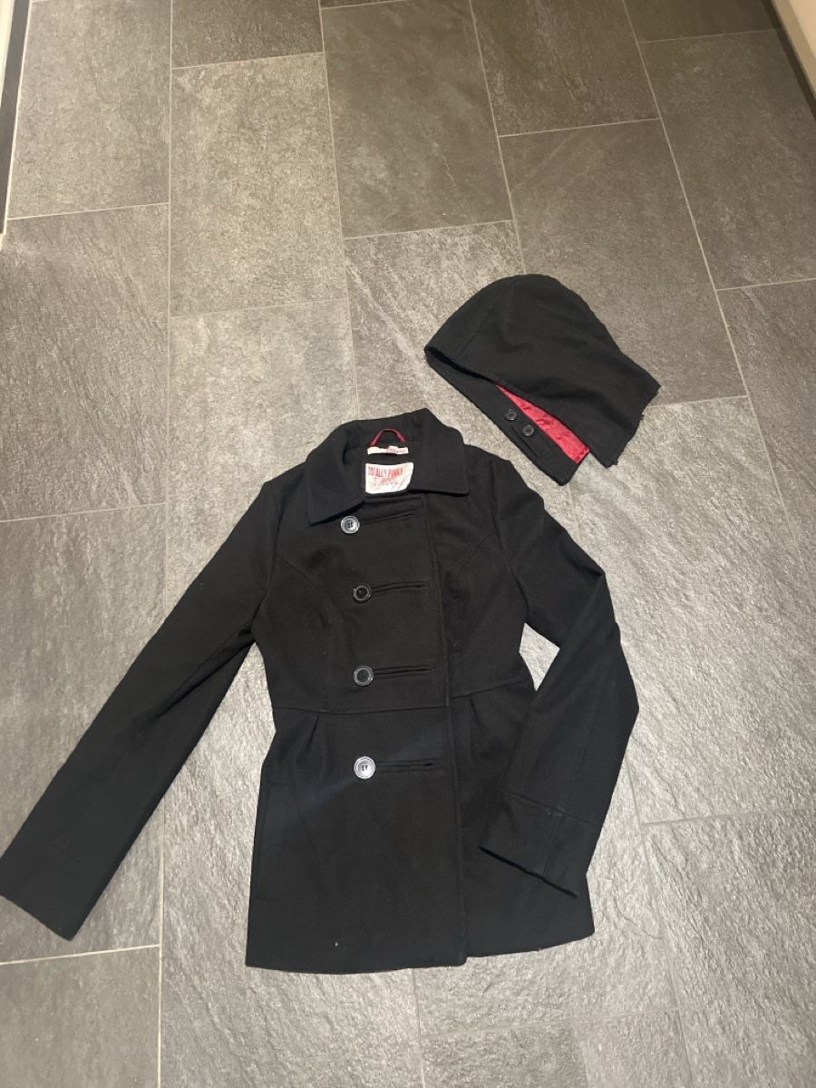 Giacche: Winterjacke mit Mütze, schwarz, Gr. 36 – Usato da Schübelbach venduto da 18sunshine