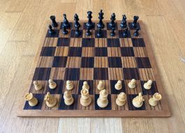 Schachspiel mit Figuren und Brett guter zustand