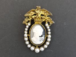 Broche vintage Camée avec aigle et perles - Élégante !