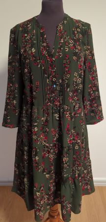 Blumenkleid in grün mit 3/4 Ärmel, Gr S/M