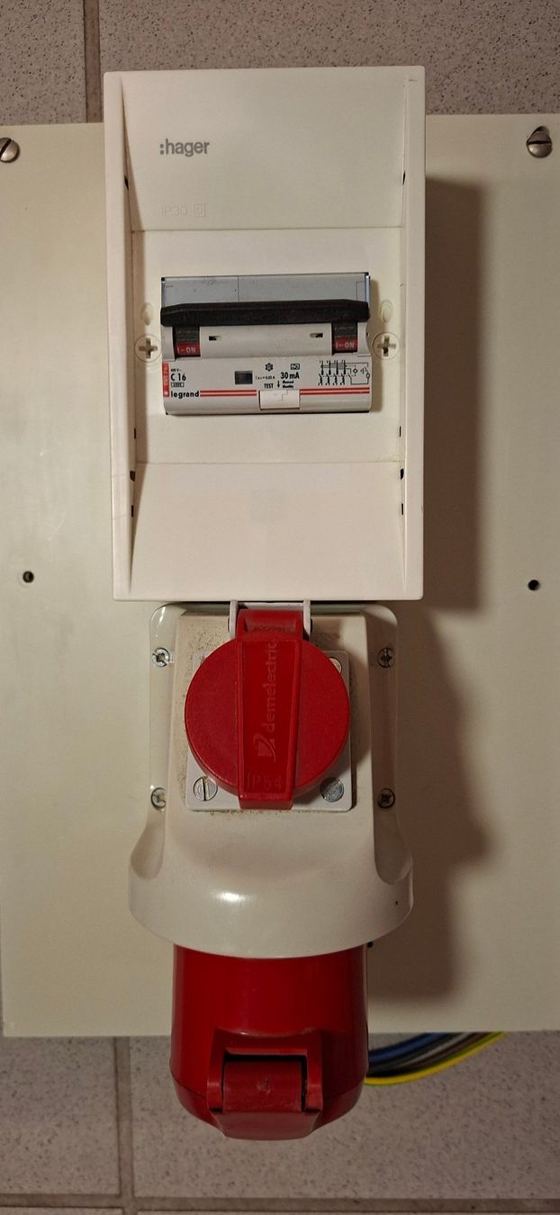 Alimentazione elettrica: Elektrounterverteilung mit CEE Steckdose gebraucht – Usato da Hinwil venduto da Rado56 1