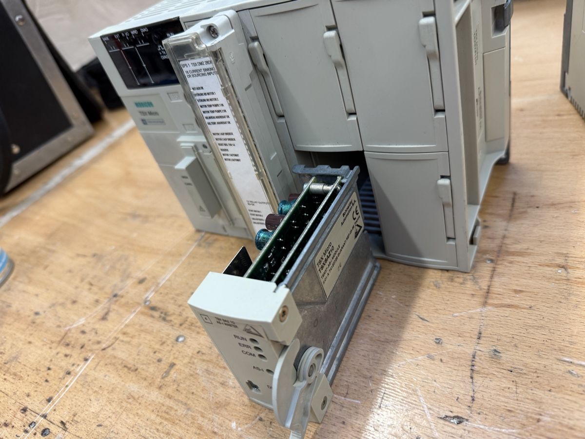 Schneider Composants électroniques: TSX MICRO – D'occasion à Kirchdorf AG par Domigall.Daniel 2