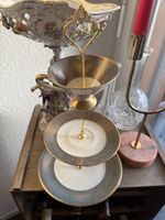 Etagere aus Sammelgedeck / Porzellan Tasse