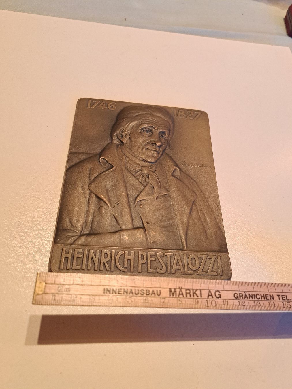 Piatti di portata: Bronzeplatte Heinrich Pestalozzi – Usato da Walde AG venduto da Kunstgiesser 1