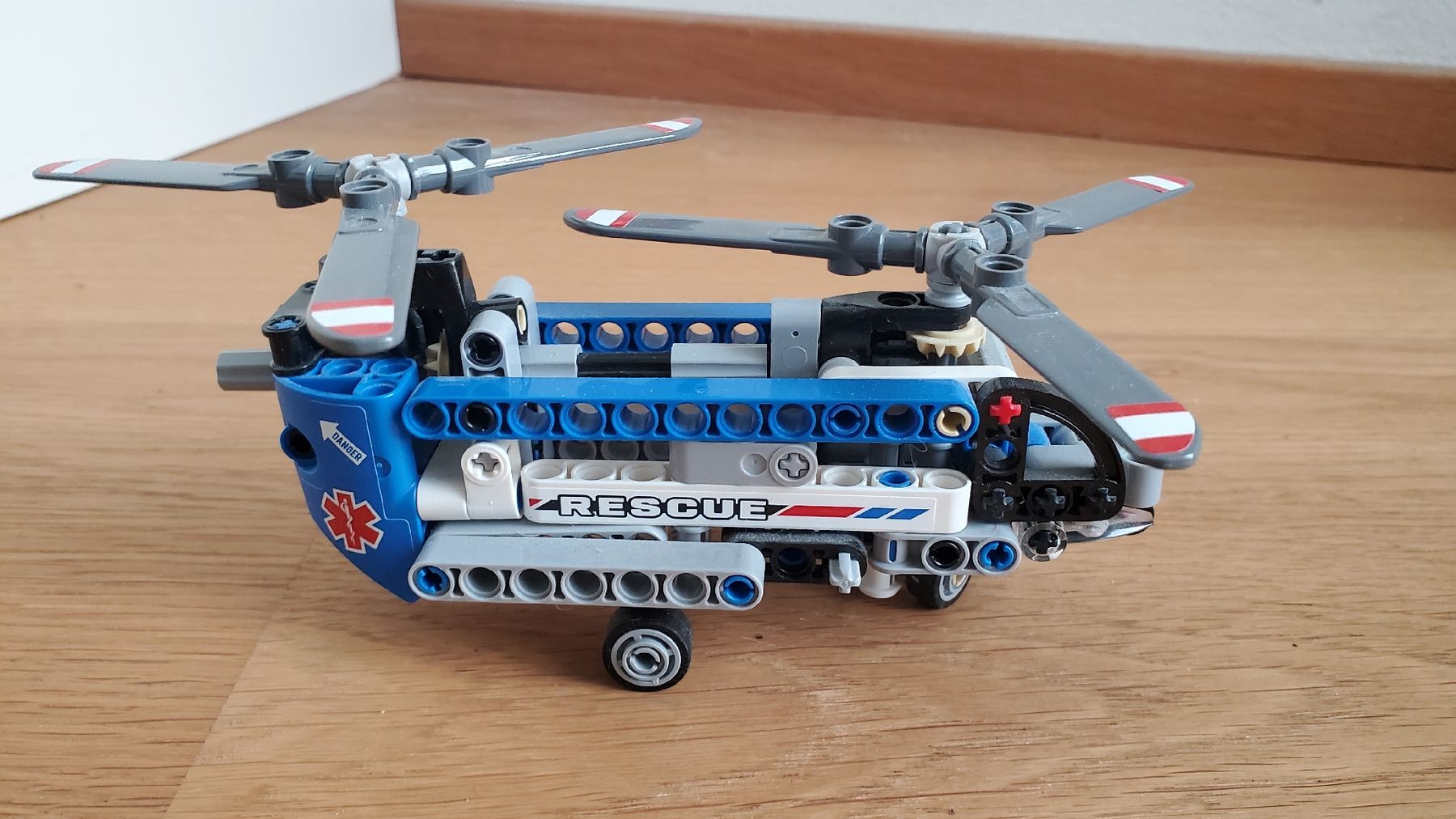 Lego Jouets: 3 Lego Technic 2 Hubschrauber, 1 Bagger – Neuf (Voir description) à Burgdorf par chalthaus 3