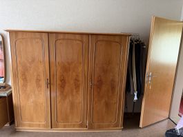 Grosser Kleiderschrank aus massivem Nussbaumholz 190x60x175