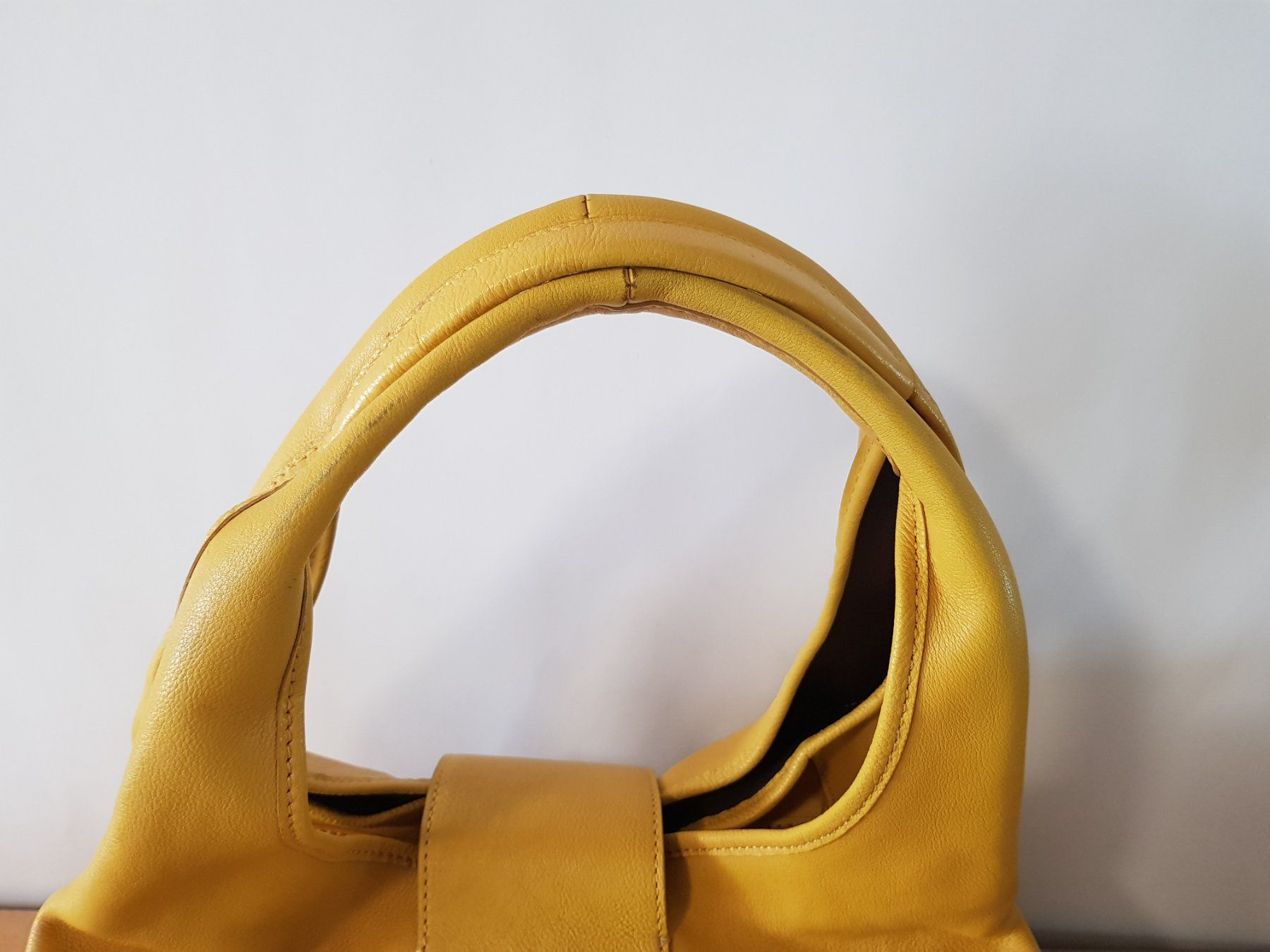 DKNY Taschen für Damen: DKNY Leder Handtasche Gelb – Gebraucht aus Basel von Birs868 4